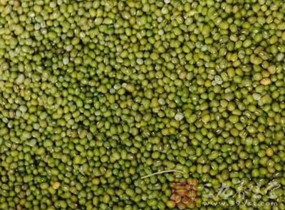 绿豆中的某些成分直接有抑菌作用，可以增强机体免疫功能