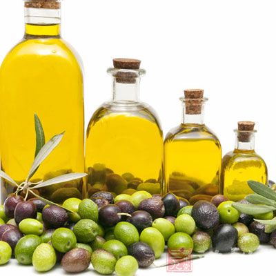 橄榄油因为它的单元不饱和脂肪酸可以降低胆固醇，却可以维持好的胆固醇的量
