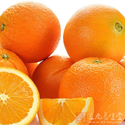 将新鲜的橙子皮，对着鼻孔，对折