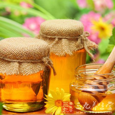 蜂蜜中含有多种生物活性物质，能激发人体的免疫功能