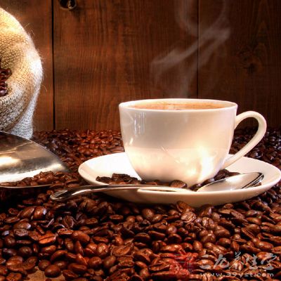 咖啡含咖啡因，失眠患者在睡前喝咖啡只会加重失眠症状
