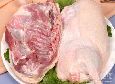 鸭肉适于滋补，是各种美味名菜的主要原料。但鸭肉性寒，脾胃虚寒、腹部冷痛、因寒痛经者不宜多用