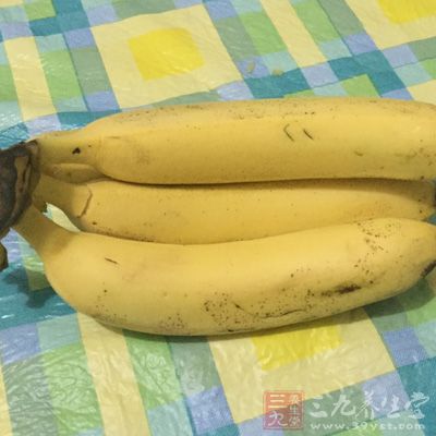 香蕉具清热止渴、清胃凉血、润肠通便、降压利尿的作用