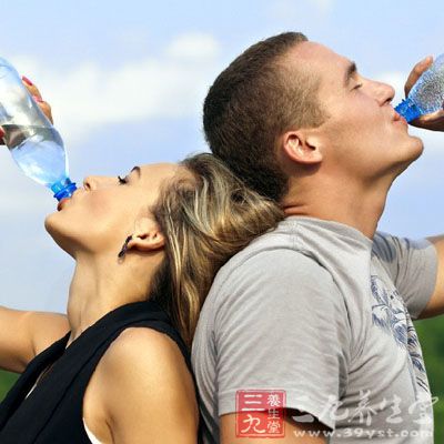 大量饮水：增加尿量冲洗尿路、促进结石向下移动，稀释尿液减少晶体沉淀