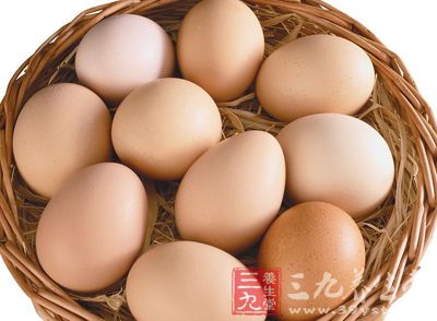 鸡蛋中含有营养比较丰富，但是不适合在发烧期间多吃鸡蛋