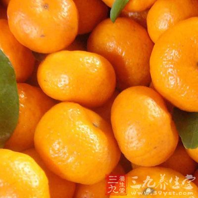 酸味很强的柑桔类水果与蜂蜜和在一起食用，或将柑桔榨汁加蜂蜜再用开水冲饮，对治疗咽喉肿痛十分有效。