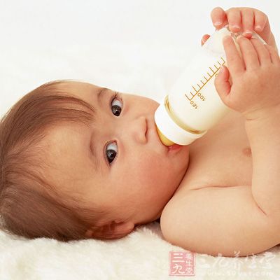 婴幼儿使用的奶瓶、奶嘴使用前后应充分清洗