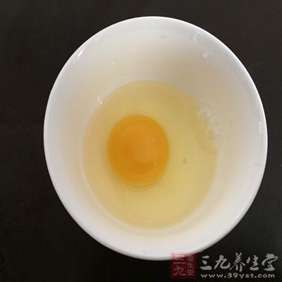 先把一个鸡蛋黄和适量橄榄油搅拌成糊状