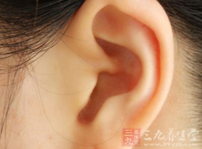 一个健康的人耳朵通常都是红润有光泽的