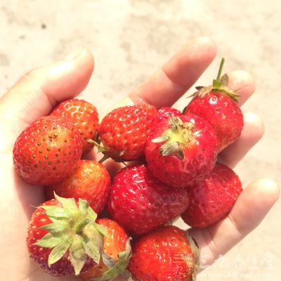 草莓、樱桃等红色蔬果含有丰富的维生素C等元素