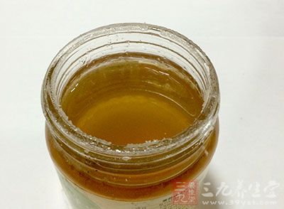 蜂蜜能促进皮肤红润细腻有光泽