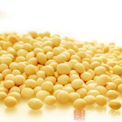 降低胆固醇。黄豆含多种必需氨基酸，可促进体内脂肪及胆固醇代谢