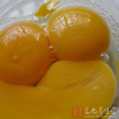 绿壳乌鸡蛋磕入碗内，加少许精盐打散