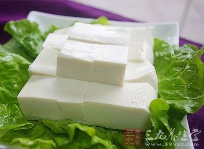 豆腐中的钙与葱中的草酸，会结合成白色沉淀物——草酸钙，同样造成人体对钙的吸收困难