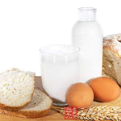 要注意补充钙和维生素D，可吃钙片，也可吃含钙丰富的食物如虾皮、牛奶、豆制品等。