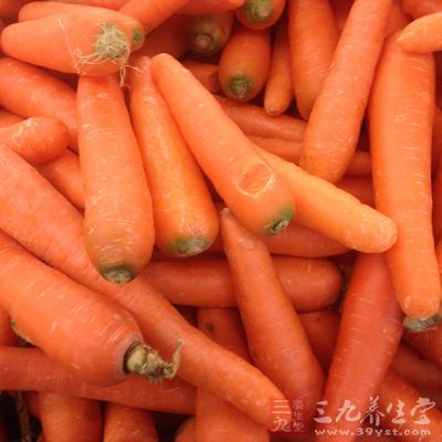 在胡萝卜中含有非常丰富的胡萝卜素