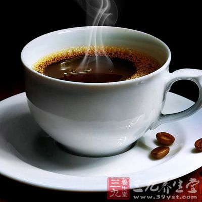 咖啡因能扩大支气管通道，减少或防止支气管哮喘症状，喝咖啡多的人，哮喘发作的可能性小。