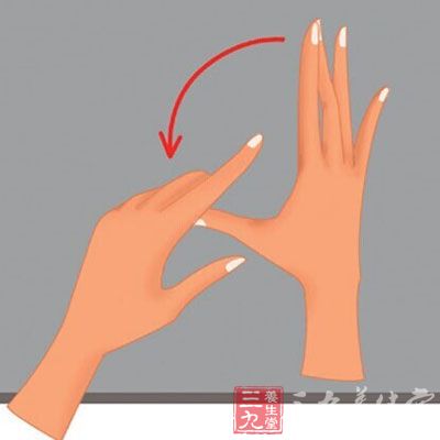 右手平放在桌上，手指放松，左手慢慢向外侧拉伸右手拇指