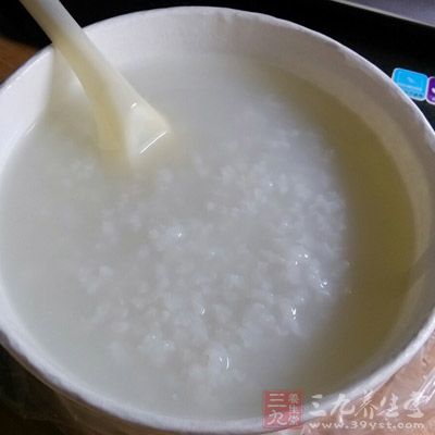 患病期间，宜多饮白开水，饮食以清淡、易消化为原则，如白米粥