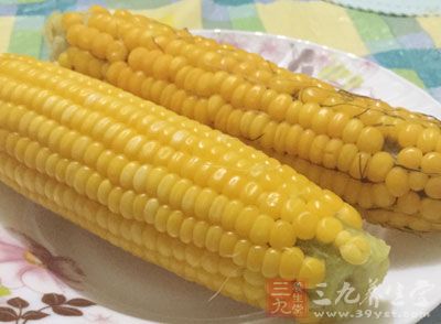 玉米中含有谷胱甘肽，能用自身的手铐铐住致癌物质