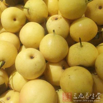 在含丰富维他命C的蔬果中，梨与奇异果是首选，多吃可以加强皮肤组织，有助对抗外来敏感