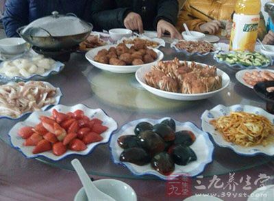 调查显示，中国人从一日三餐中可以获得约400毫克的钙