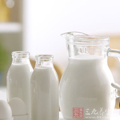 丹参分子结构上有羟基氧、酮基氧，可与牛奶中的钙离子形成络合物，降低丹参药效