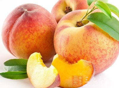 防止贫血、预防便秘：桃的营养价值比较高，含钙、磷、蛋白质、脂肪、糖、铁等成分