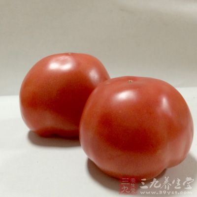常吃西红柿，还不易出现黑眼圈，且不易被晒伤