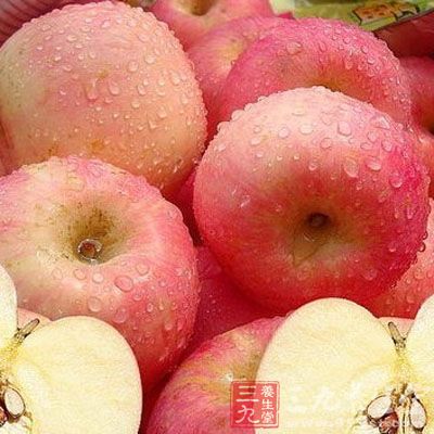 晚上可吃些苹果、木瓜等，它们不会伤害脾胃