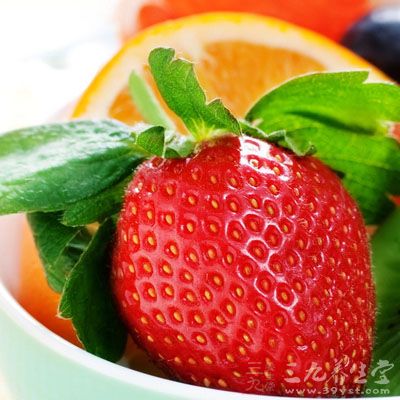 草莓不仅含有提高性欲的甲基黄嘌呤，外形也很浪漫