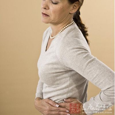腹痛部位多在左下腹，一般为持续性钝痛