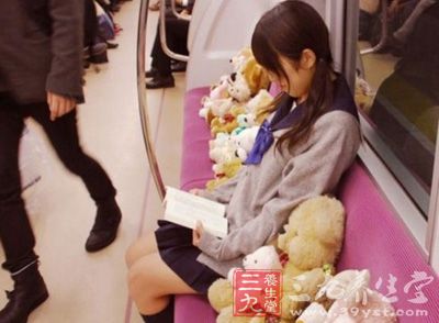 日本女学生带着自己大大小小十几只的泰迪熊霸占整排座位