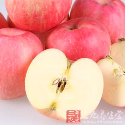 经常食用生苹果可以有效地清理肠道，预防便秘