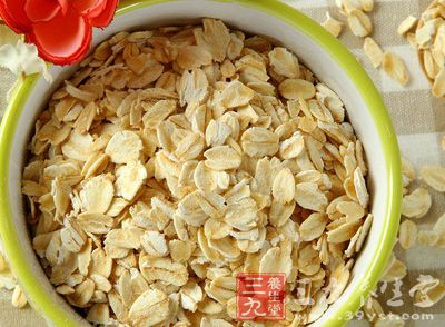燕麦中主要破坏胆固醇的物质，叫做β-聚葡萄糖