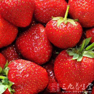 营养不良或病后体弱消瘦者，可将洗净的草莓榨汁