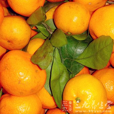 桔子含有柠檬酸，柠檬酸具有消除疲劳的作用