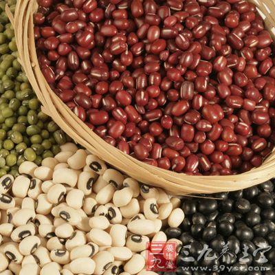 红豆可减少便秘促进排尿，消除心脏或肾病所引起的浮肿