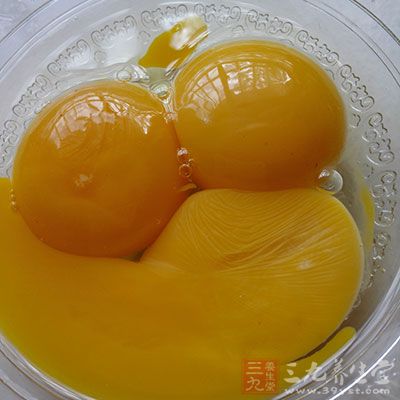 鸡蛋黄中富含维生素A、叶黄素和玉米黄素，和富含叶黄素、胡萝卜素的菠菜一起食用