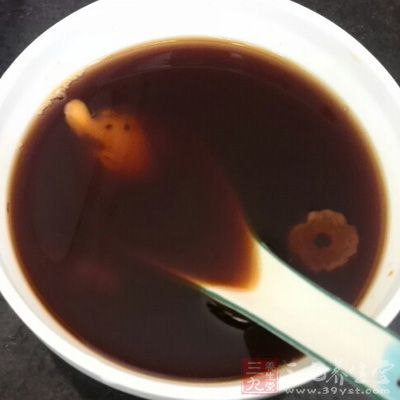如果能及时吃上几片生姜或者喝上一碗红糖姜汤，将有助于驱寒解表