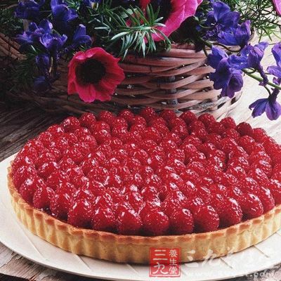 蔓越莓是一种表皮及果肉都是鲜红色，生长在矮藤上的小圆浆果
