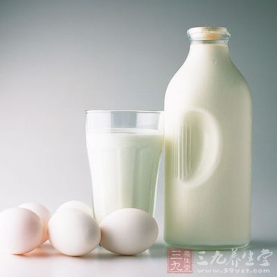 富含钙磷的食物，如牛奶