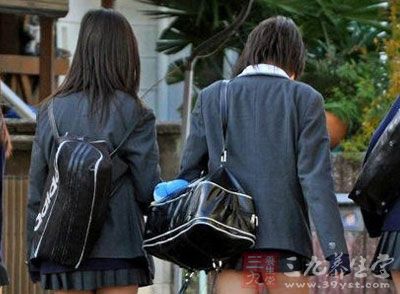 在日本有很多女子学校，顾名思义女校里聚集的全都是女学生
