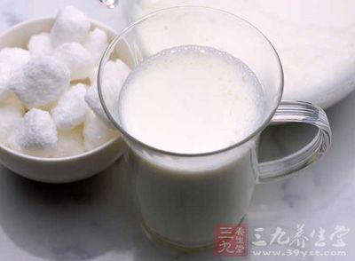 牛奶的主要作用有补肺胃
