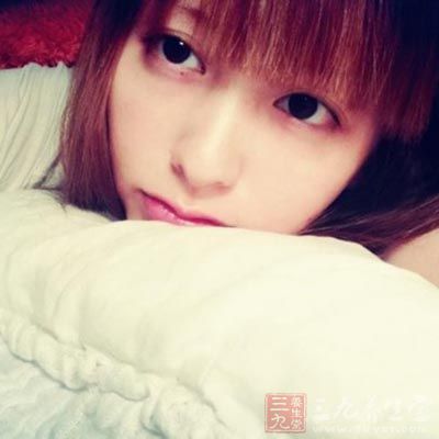 日本时尚杂志《Pinky》的当家模特铃木惠美在自己的官方博客上晒出了一张睡前素颜照