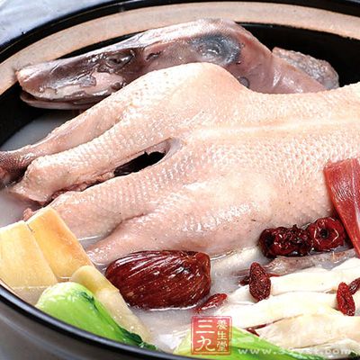 清炖雄鸭：青头雄鸭1只，取肉切块，加水煮至肉烂熟，可略加食盐调味，饮浓汤