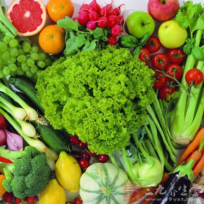 建议每餐都吃相对未加工的蔬菜、水果、全麦和豆类，每天至少吃5份