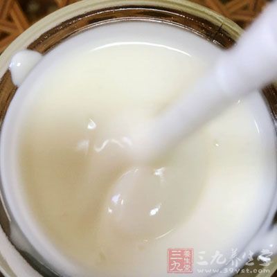 酸奶含酸性物质，有助于软化皮肤的黏性物质，能去掉死细胞，皱纹也可消除