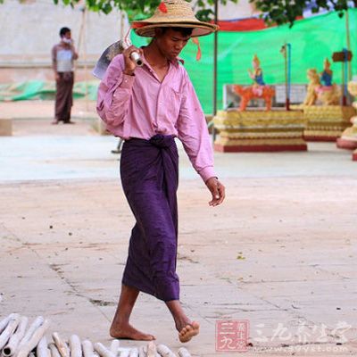 缅甸男子经常会将铃铛挂在裤子里