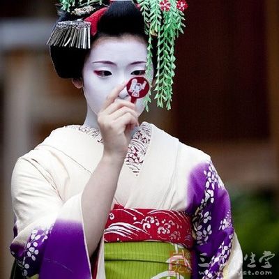 在日本传统的伦理观念中，女人地位低下